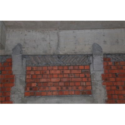 二次結(jié)構(gòu)構(gòu)造柱防止上部不密實，采用簸箕口