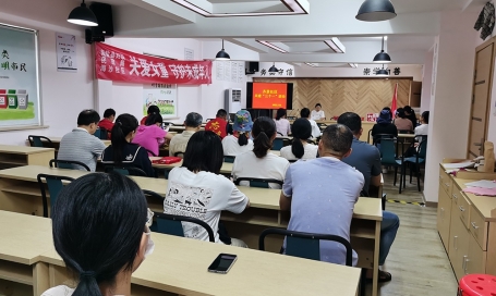 參與社區(qū)舉辦的關(guān)愛兒童志愿服務(wù)活動(dòng)