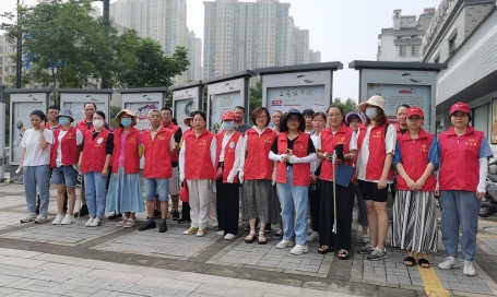 進(jìn)社區(qū)志愿服務(wù)創(chuàng)文明活動(dòng)