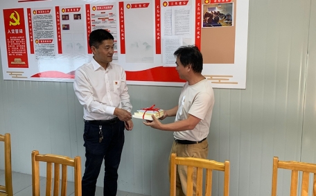 住建局領(lǐng)導(dǎo)向黨支部贈(zèng)送紅色學(xué)習(xí)書籍