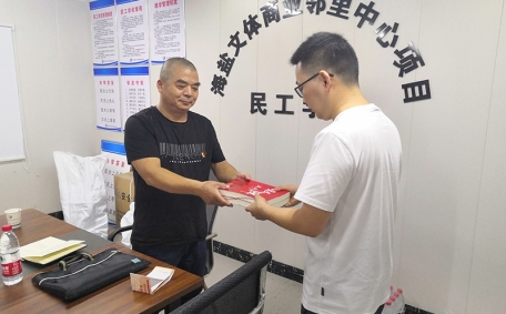 支部書記向工地黨支部贈(zèng)送學(xué)習(xí)書籍