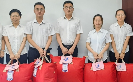 工會向結(jié)婚新人贈送禮品