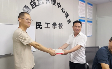 向新成立紅色工地黨支部贈書