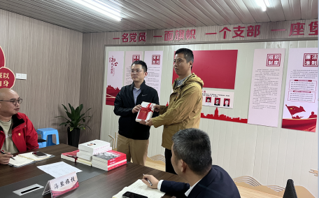 澉浦鎮(zhèn)黨委委員顧晨熠向開元森泊度假樂園項目黨支部贈書